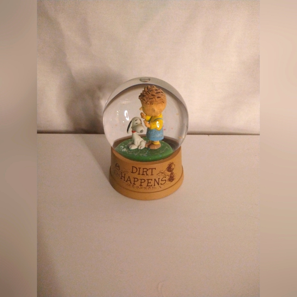 Collector's Hallmark Peanuts Charlie Brown Snoopy Miniature Snow Globe